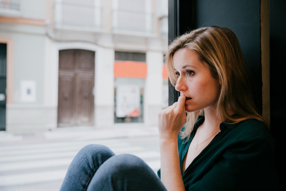 Executive assistant candidate evaluating interview experience and assessing potential red flags