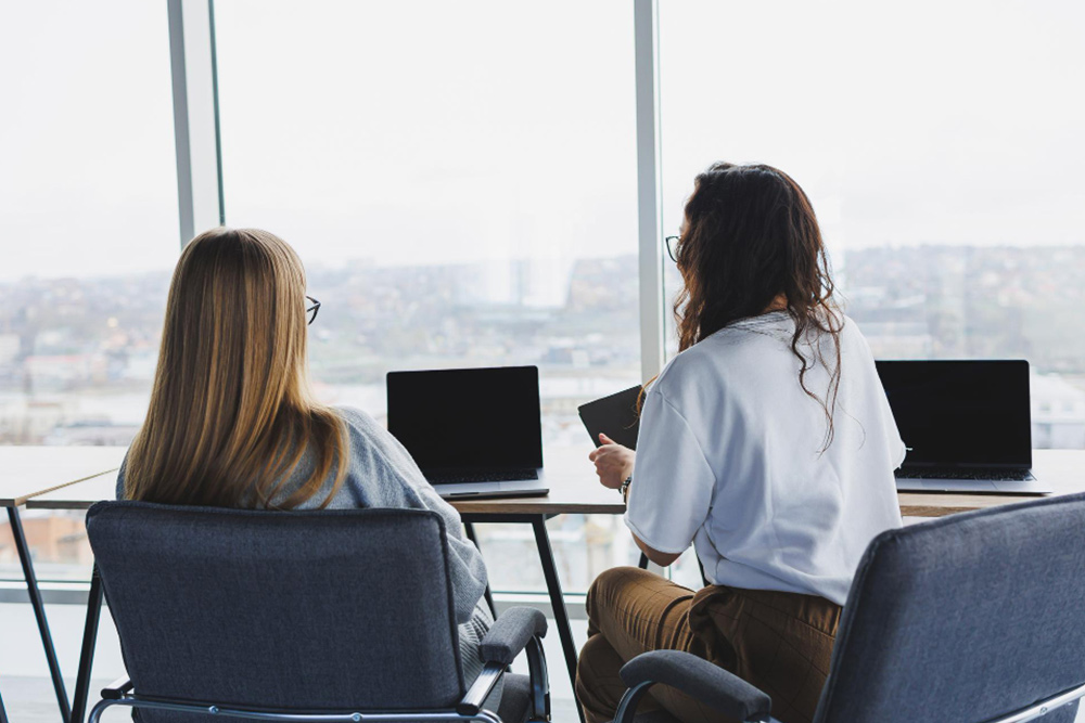 Comparison between a virtual assistant handling basic tasks and a C-level executive assistant providing strategic support